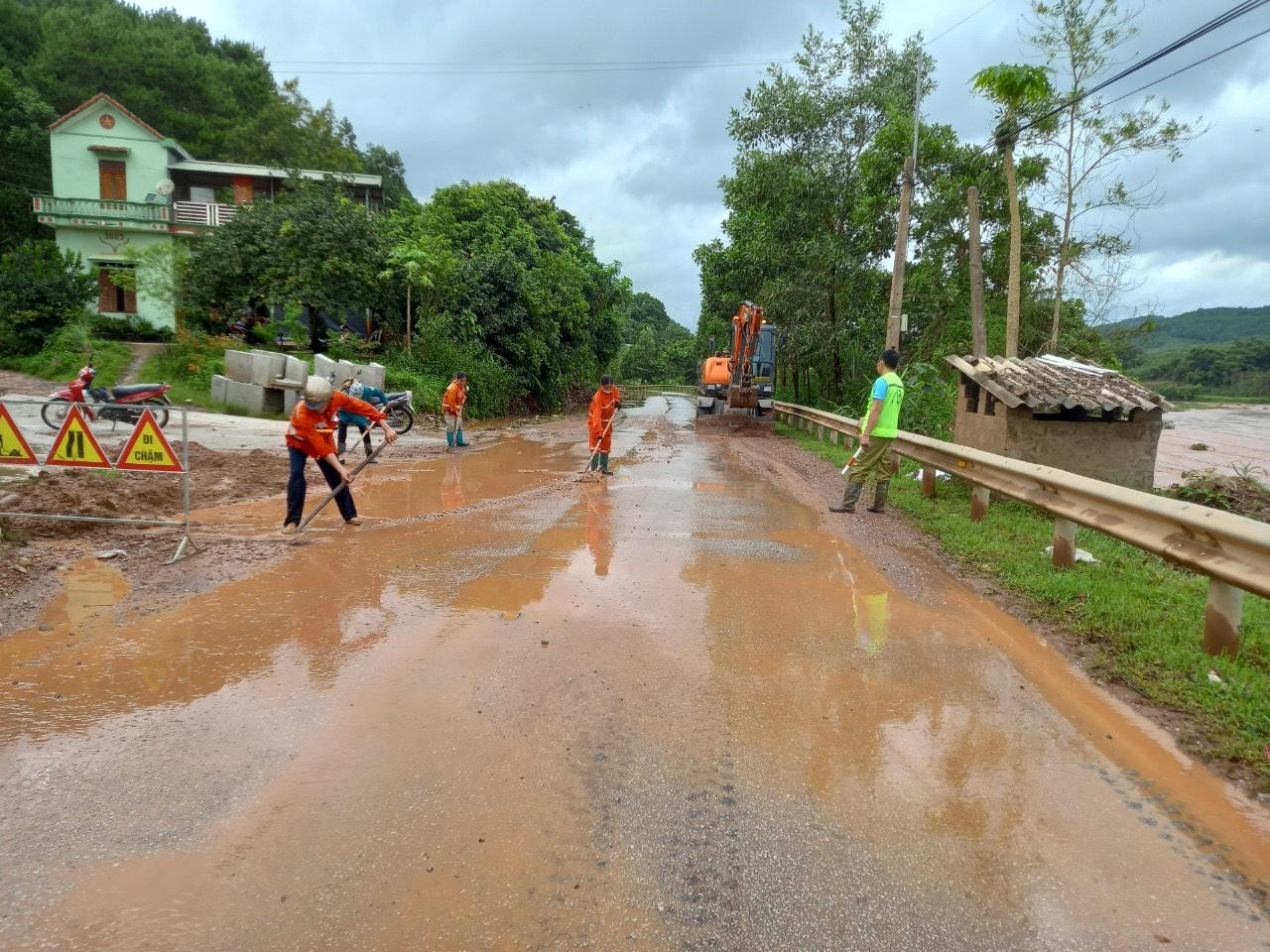 Nỗ lực sữa chữa, khắc phục sự cố mưa lũ, sạt lở đất ở miền núi Lạng Sơn -Ảnh: PV Nỗ lực sữa chữa, khắc phục sự cố mưa lũ, sạt lở đất ở miền núi Lạng Sơn -Ảnh: PV