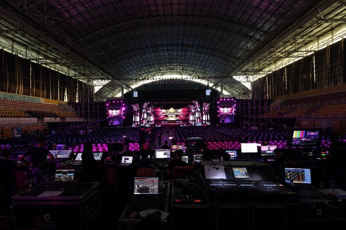 Sân khấu được lắp đặt nhiều thiết bị âm thanh, ánh sáng vô cùng hiện đại hứa hẹn sẽ đem đến cho khán giả những màn trình diễn vô cùng mãn nhãn không chỉ khán giả có mặt trực tiếp cũng như khán giả xem trực tuyến qua các nền tảng của cuộc thi.