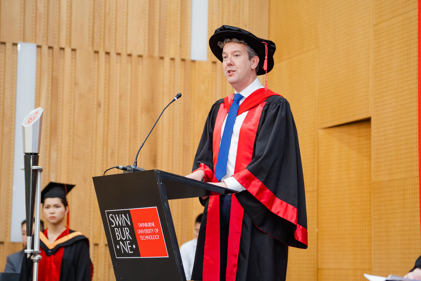 TS. Douglas Proctor khai mạc buổi lễ tốt nghiệp