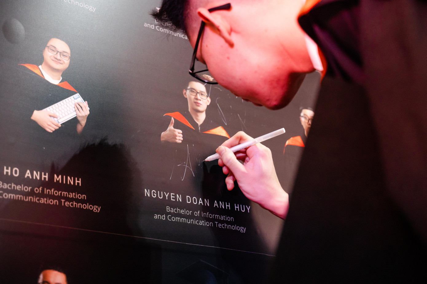 Các tân cử nhân để lại những lời nhắn và chữ ký trên bức tường cựu sinh viên tại Swinburne Việt Nam Các tân cử nhân để lại những lời nhắn và chữ ký trên bức tường cựu sinh viên tại Swinburne Việt Nam