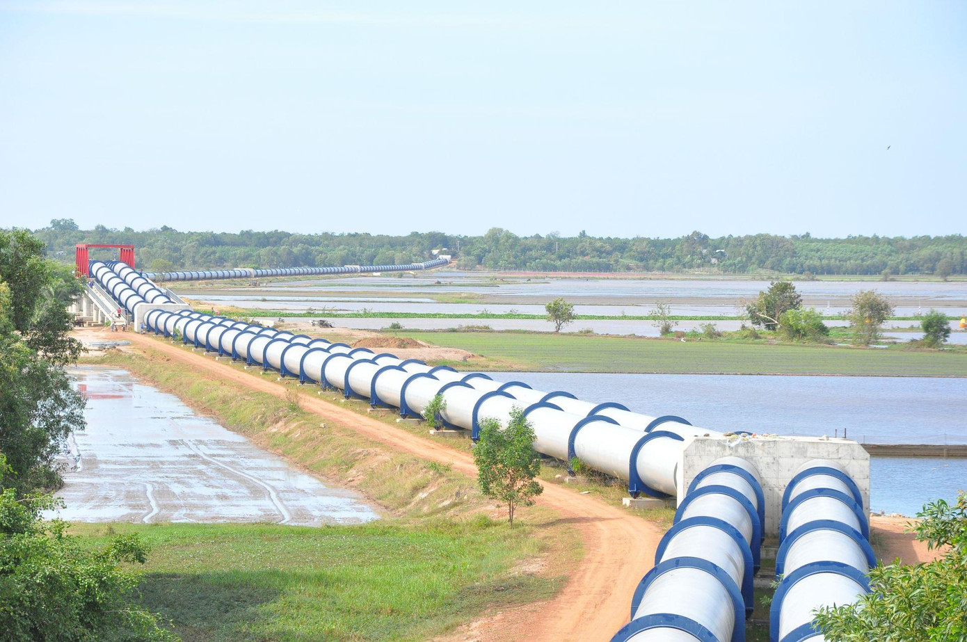 Đường ống dẫn nước vượt sông Vàm Cỏ Đông. Đường ống dẫn nước vượt sông Vàm Cỏ Đông.