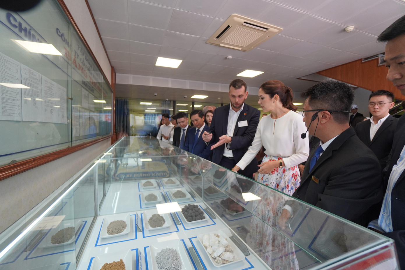 Đại diện Xi Măng Xuân Thành cùng FLSmidth giới thiệu về các mẫu nguyên liệu, thành phẩm và sản phẩm của nhà máy. Đại diện Xi Măng Xuân Thành cùng FLSmidth giới thiệu về các mẫu nguyên liệu, thành phẩm và sản phẩm của nhà máy.