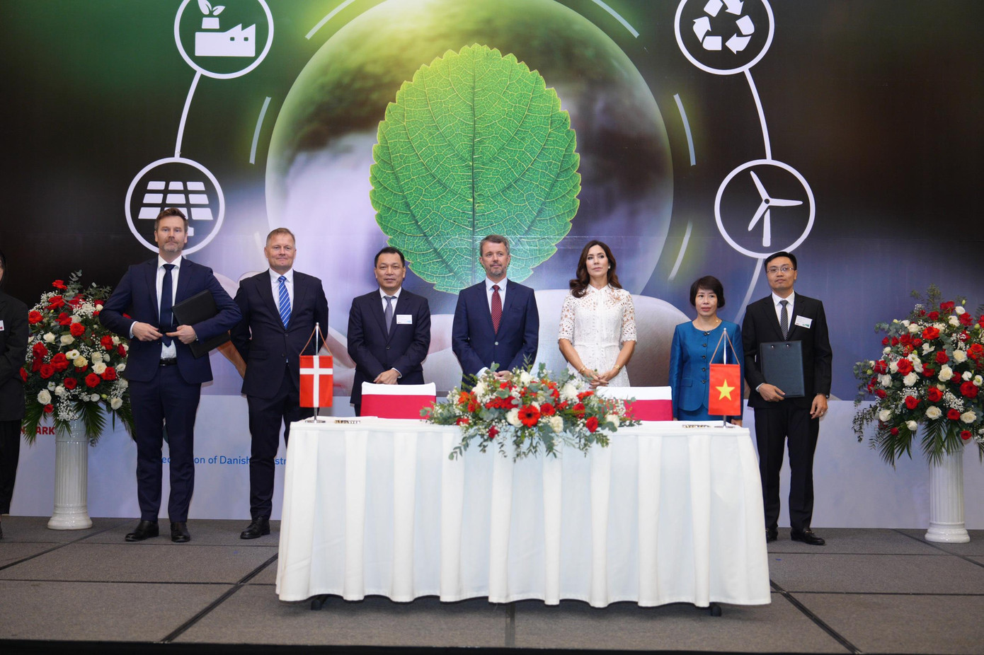 Thái tử kế vị Đan Mạch và Công nương cùng Đại sứ Đan Mạch tại Việt Nam và lãnh đạo Bộ Công Thương , Bộ Kế hoạch và Đầu tư chứng kiến việc ký kết hợp tác chiến lược về vấn đề năng lượng giữa các doanh nghiệp Đan Mạch - Việt Nam