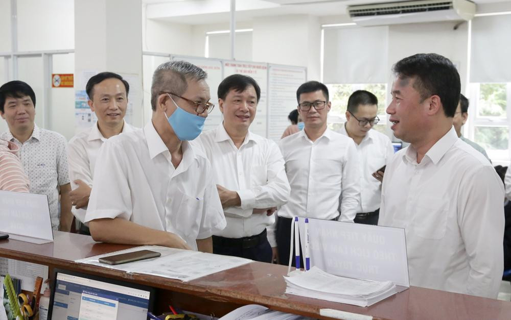 Tổng Giám đốc BHXH Việt Nam Nguyễn Thế Mạnh ghi nhận phản hồi của người dân trong ngày đầu thí điểm đặt lịch làm việc trực tuyến với cơ quan BHXH tại TPHCM và Bình Dương