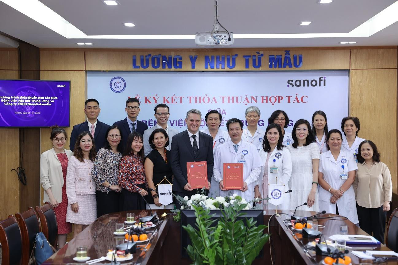 Ban lãnh đạo Sanofi Việt Nam và Bệnh viện Nội tiết Trung ương tại buổi ký kết thỏa thuận hợp tác