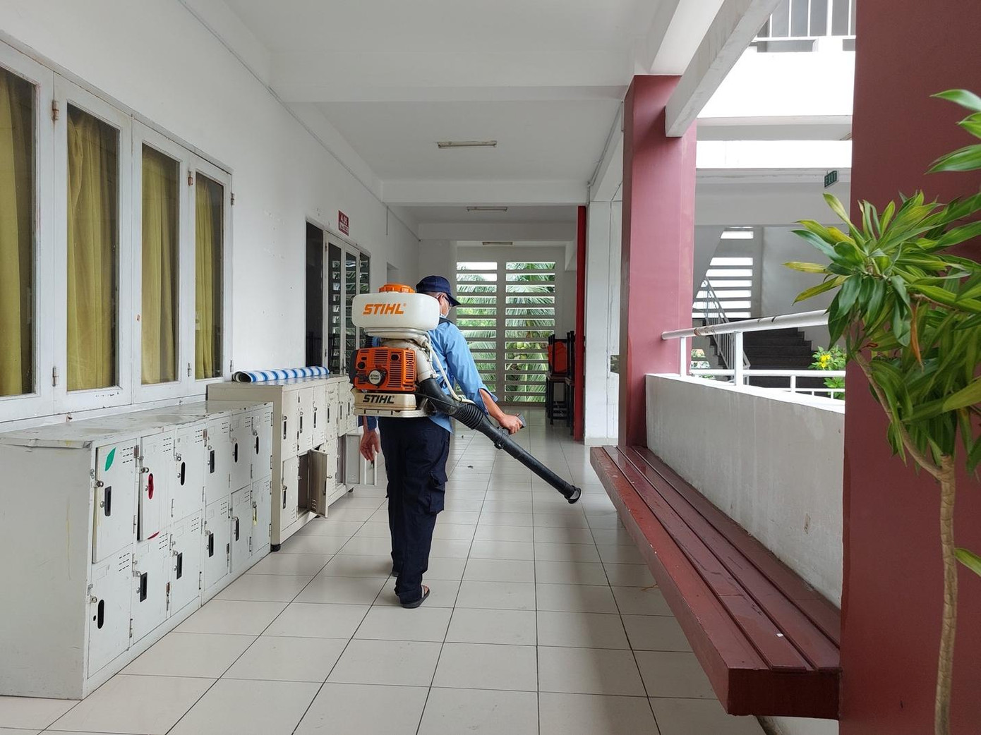 Nhân viên Trung tâm Y tế dự phòng Khánh Hòa phun thuốc Chloramin B khử khuẩn toàn trường. Nhân viên Trung tâm Y tế dự phòng Khánh Hòa phun thuốc Chloramin B khử khuẩn toàn trường.