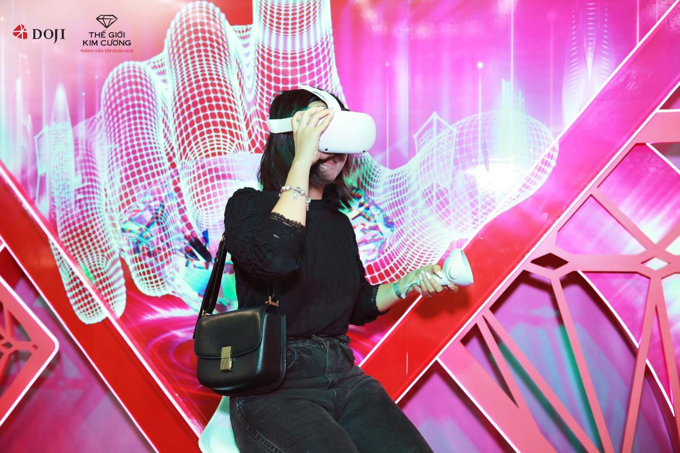 Với kính thực tế ảo VR, khách hàng trải nghiệm các trò chơi giải trí hay tour khám phá độc đáo