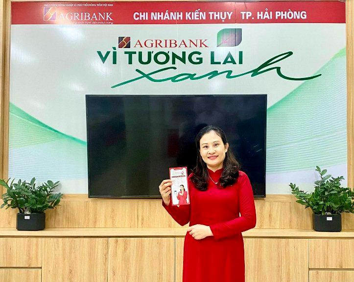 Giao dịch viên Ngô Thị Minh Thu người đã kịp thời ngăn chặn vụ lừa đảo 1,2 tỷ đồng qua mạng giúp khách hàng Giao dịch viên Ngô Thị Minh Thu người đã kịp thời ngăn chặn vụ lừa đảo 1,2 tỷ đồng qua mạng giúp khách hàng