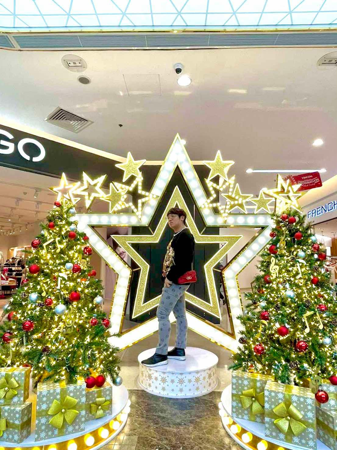 Giới trẻ thích thú check-in những tấm hình “ngàn tim” tại decor Giáng sinh trong TTTM Vincom Giới trẻ thích thú check-in những tấm hình “ngàn tim” tại decor Giáng sinh trong TTTM Vincom