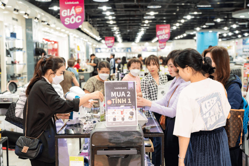Gia dụng LocknLock áp dụng “sale chồng sale” với rất nhiều ưu đãi giá sốc, tấp nập khách mua sắm Gia dụng LocknLock áp dụng “sale chồng sale” với rất nhiều ưu đãi giá sốc, tấp nập khách mua sắm