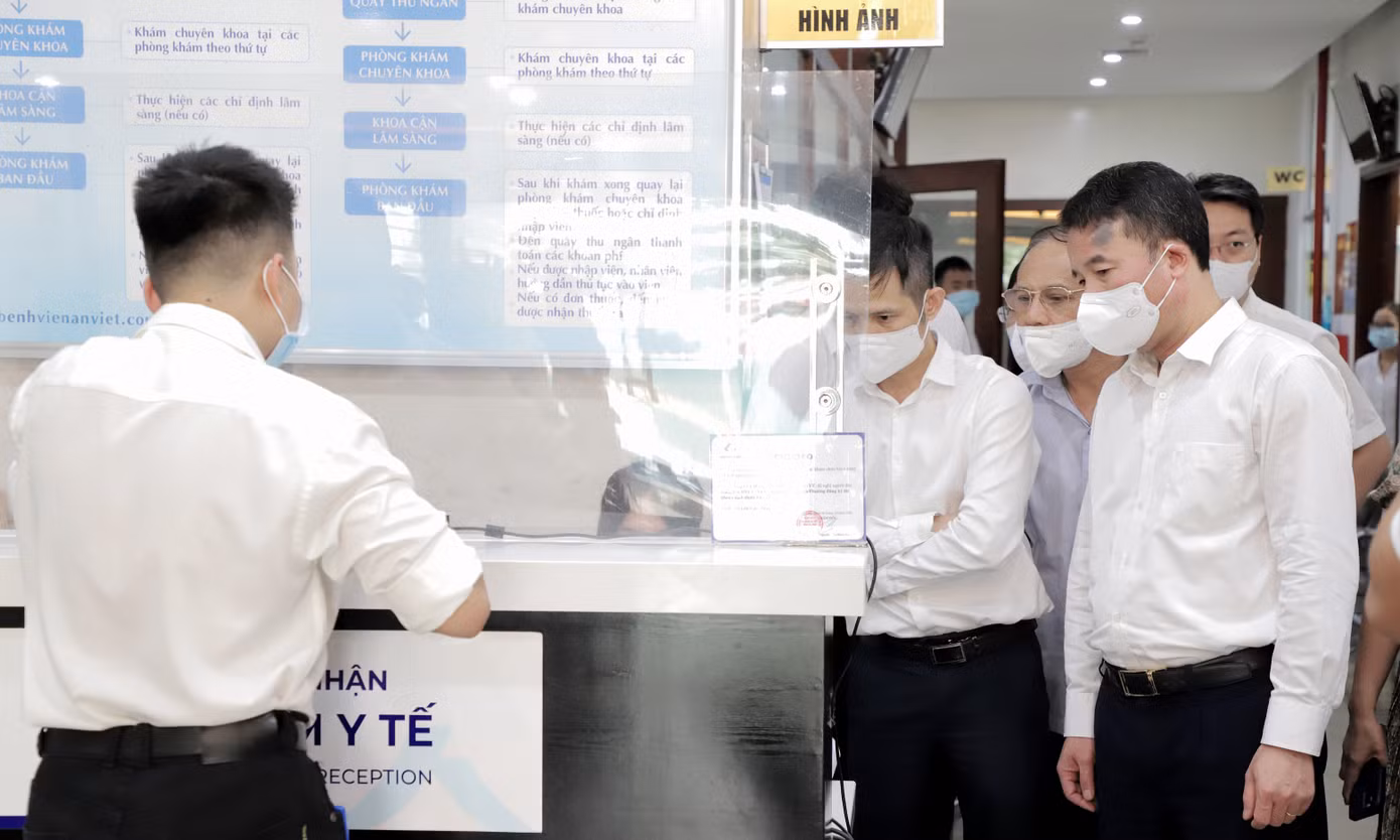 Tổng Giám đốc BHXH Việt Nam Nguyễn Thế Mạnh kiểm tra việc thí điểm sử dụng vân tay trên thẻ căn cước công dân gắn chíp trong khám chữa bệnh BHYT.