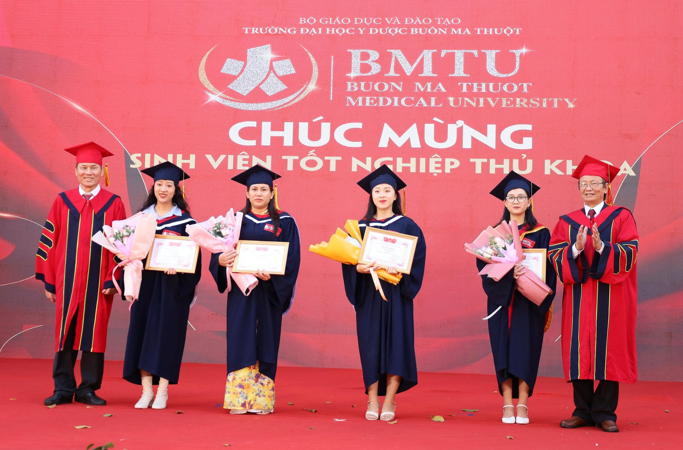 Lãnh đạo nhà trường trao bằng tốt nghiệp cho các dược sĩ, bác sĩ