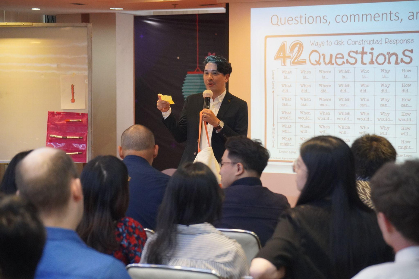 Ông Andy Duenas - Cố vấn học thuật và đào tạo cấp cao đến từ National Geographic Learning đã tổ chức workshop tập huấn cho các giáo viên tại VUS ngày 2/11 qua.