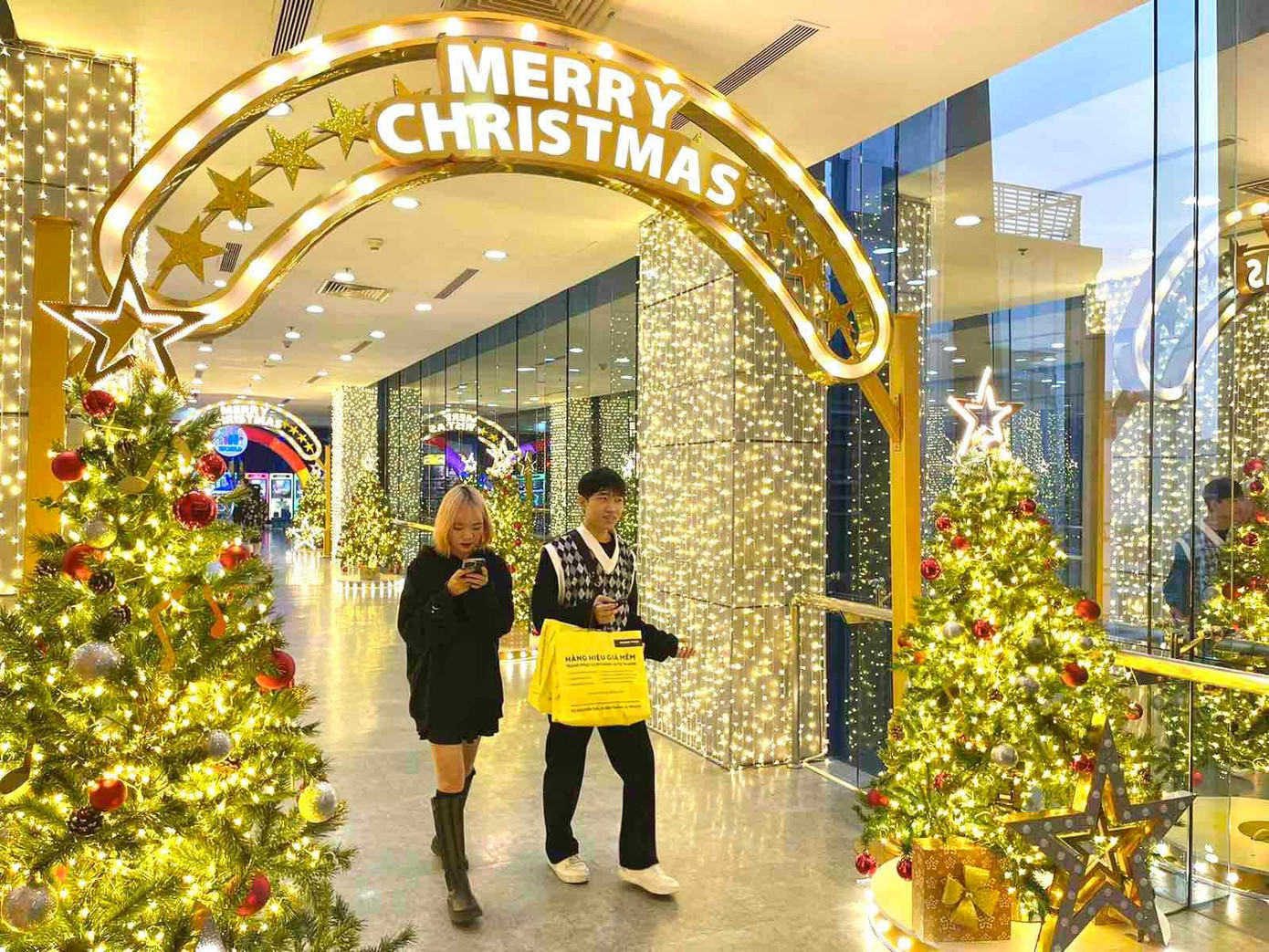 Không gian trang hoàng lộng lẫy hứa hẹn sẽ đem đến mùa Vũ hội Giáng sinh rực rỡ, lung linh sắc màu tại tất cả hệ thống TTTM Vincom Không gian trang hoàng lộng lẫy hứa hẹn sẽ đem đến mùa Vũ hội Giáng sinh rực rỡ, lung linh sắc màu tại tất cả hệ thống TTTM Vincom