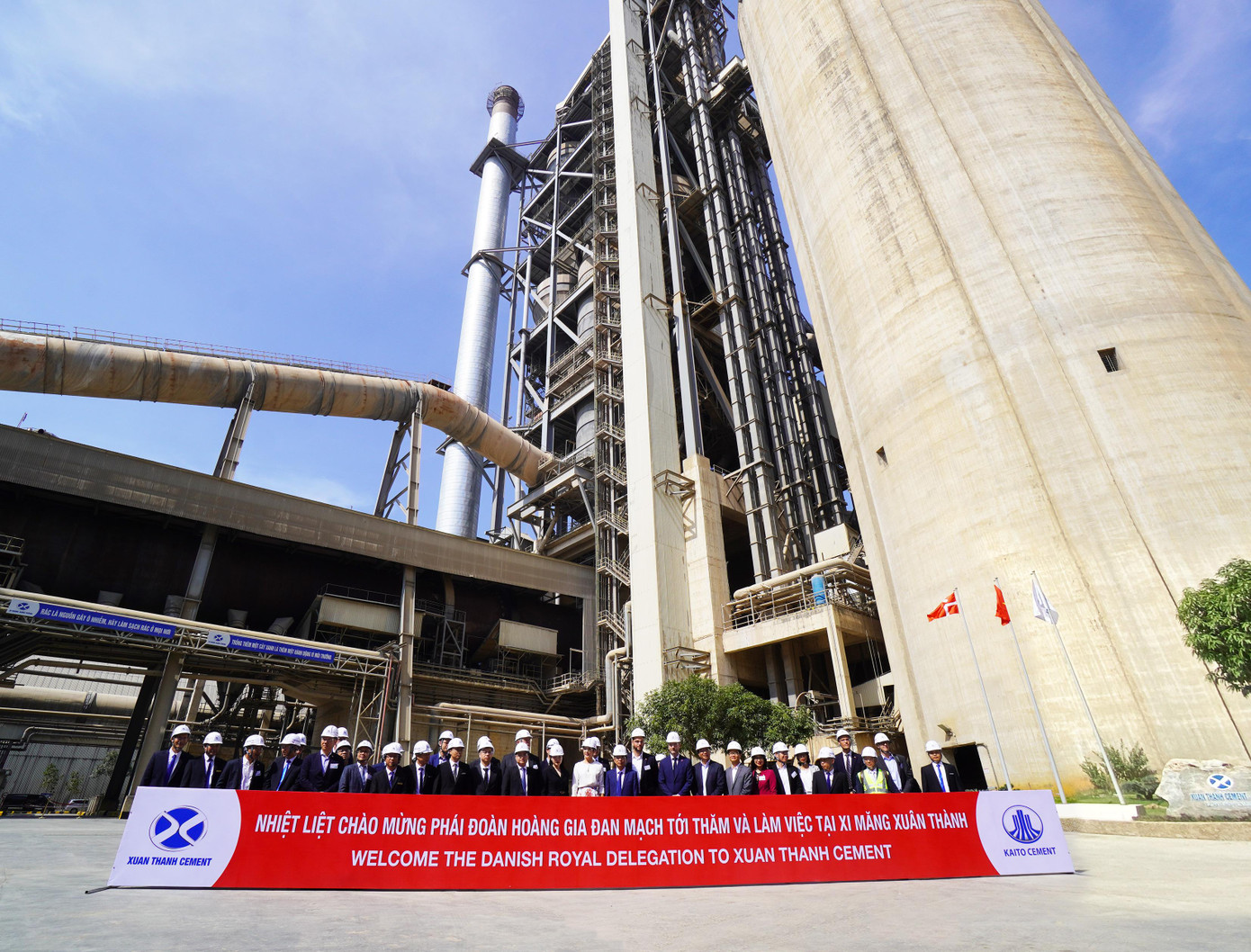 Công nương Mary Elizabethcùng Đoàn doanh nghiệp Đan Mạch chụp hình lưu niệm với Ban lãnh đạo Xi măng Xuân Thành tại nhà máy Công nương Mary Elizabethcùng Đoàn doanh nghiệp Đan Mạch chụp hình lưu niệm với Ban lãnh đạo Xi măng Xuân Thành tại nhà máy