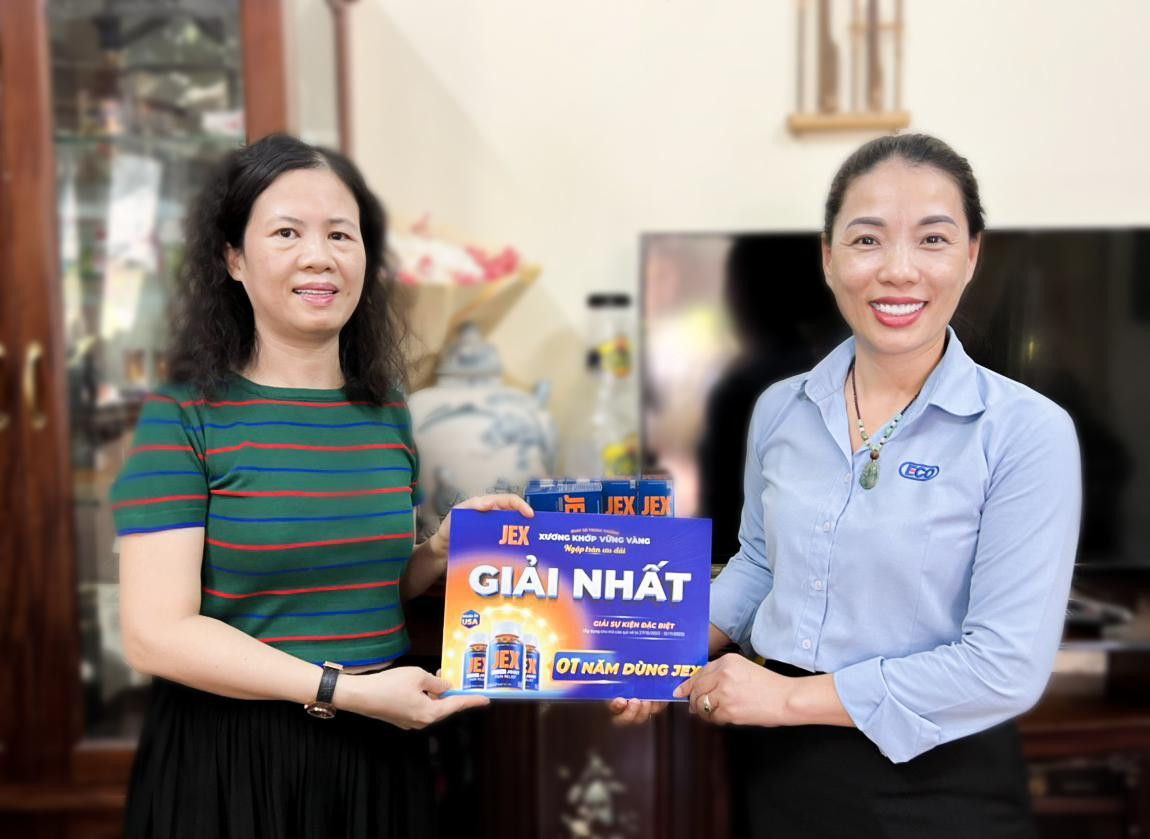 Chị Lan Phương vui mừng khi nhận được giải nhất từ JEX. “Trúng 1 năm sử dụng sản phẩm, vậy là cả năm tới không còn lo đau nhức, tôi yên tâm lắm” - chị Phương chia sẻ.Ảnh: Ecogreen