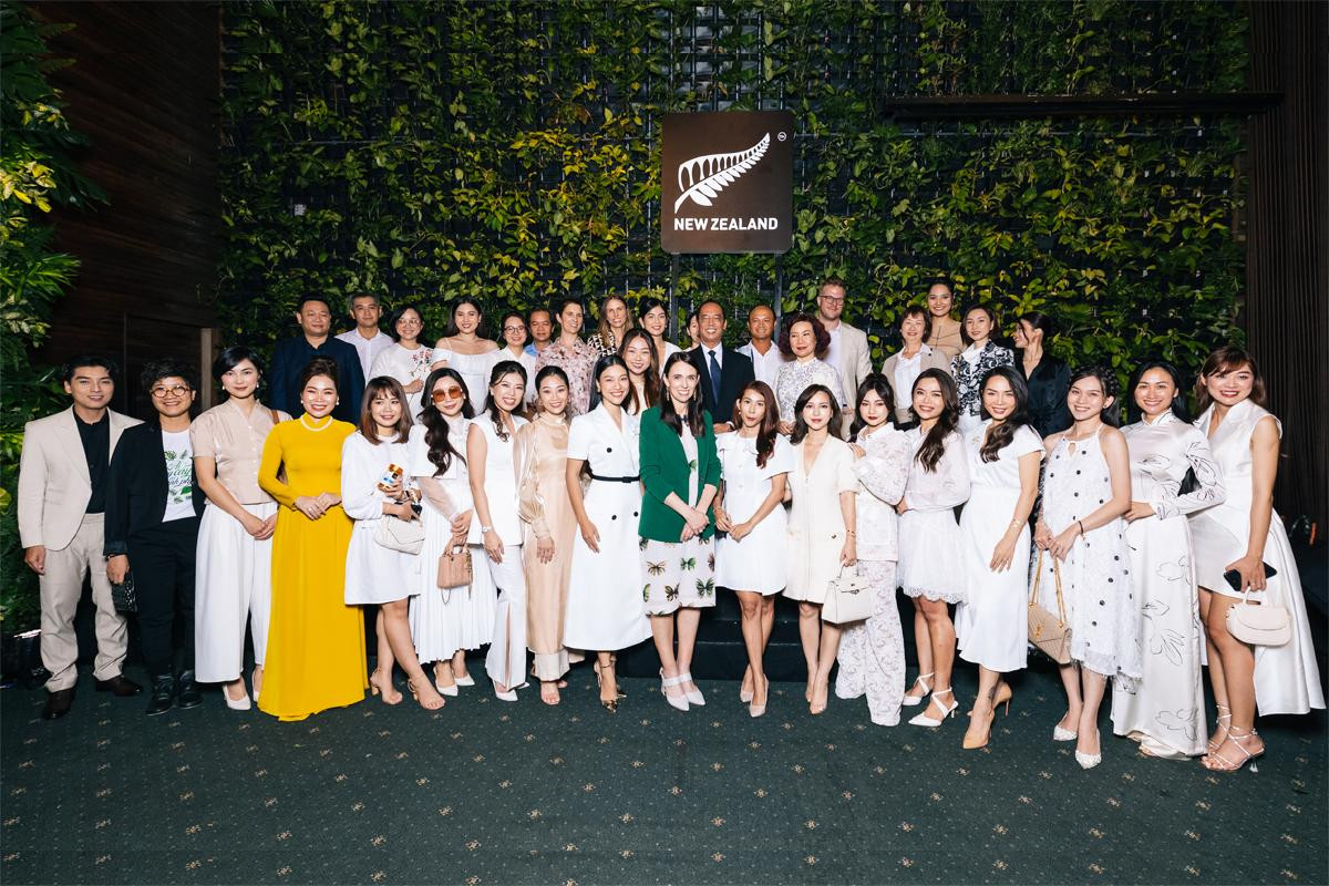 Bà Jacinda Ardern cùng đại diện các doanh nghiệp New Zealand và người có tầm ảnh hưởng tại Việt Nam trong sự kiện vừa qua.