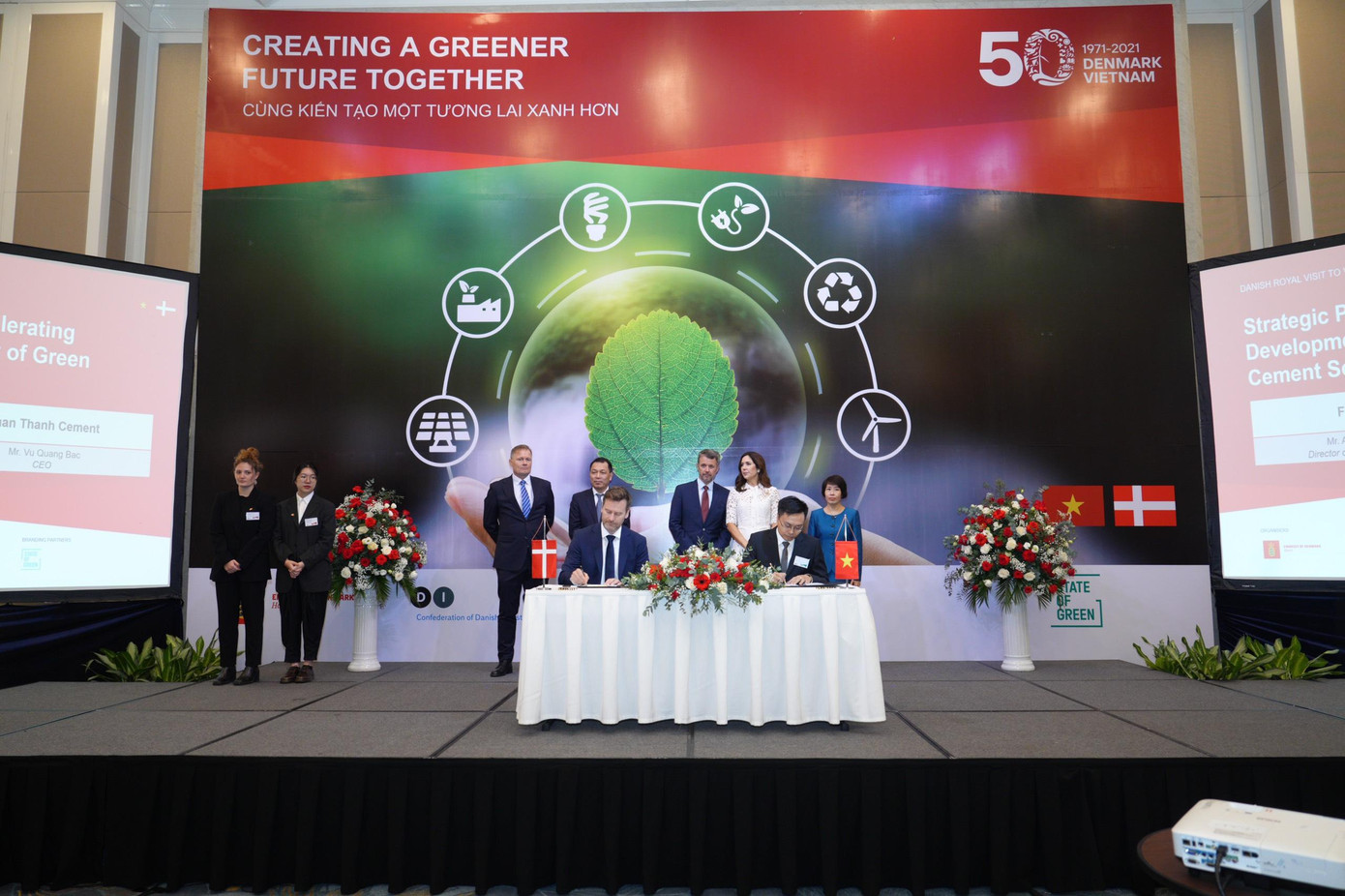 Ông Vũ Quang Bắc - Tổng Giám Đốc Xi Măng Xuân Thành (bên phải) cùng ông Anders Josefsen - Phó chủ tịch cấp cao của FLSmidth A/S (bên trái) đã ký kết “Biên bản ghi nhớ Hợp tác chiến lược tại Diễn đàn Thượng đỉnh Năng lượng bền vững Đan Mạch - Việt Nam” ngày 01/11/2022