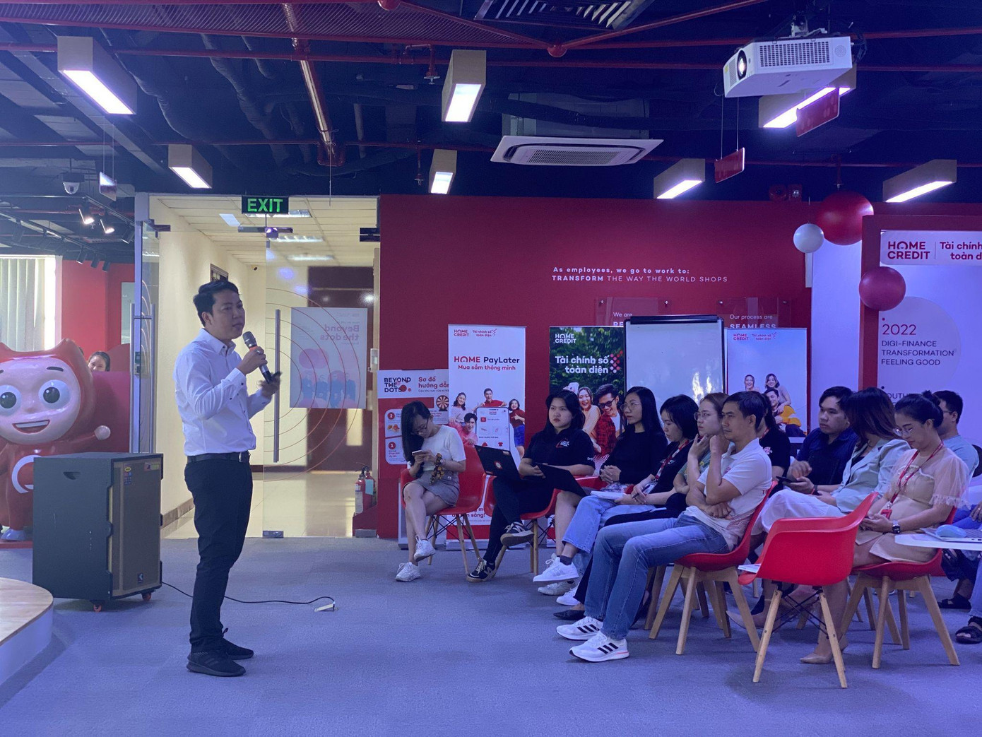 Nhân viên Home Credit tham gia buổi chia sẻ về Voicebot &amp; Chatbot