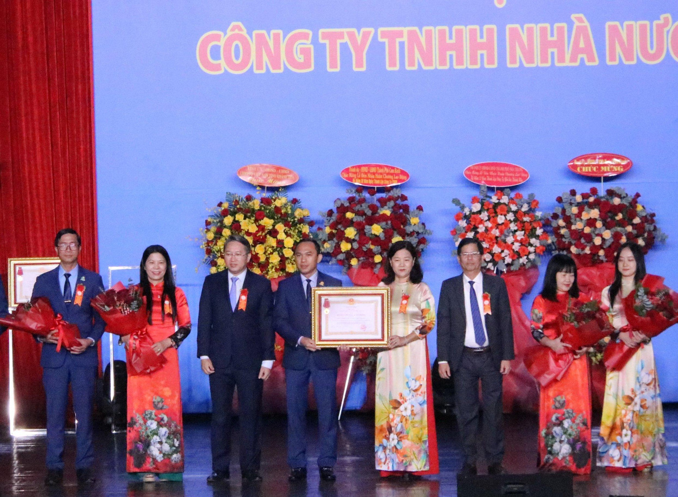 Công ty Cổ phần Nước giải khát Sanest Khánh Hòa nhận Huân chương Lao động hạng Ba.