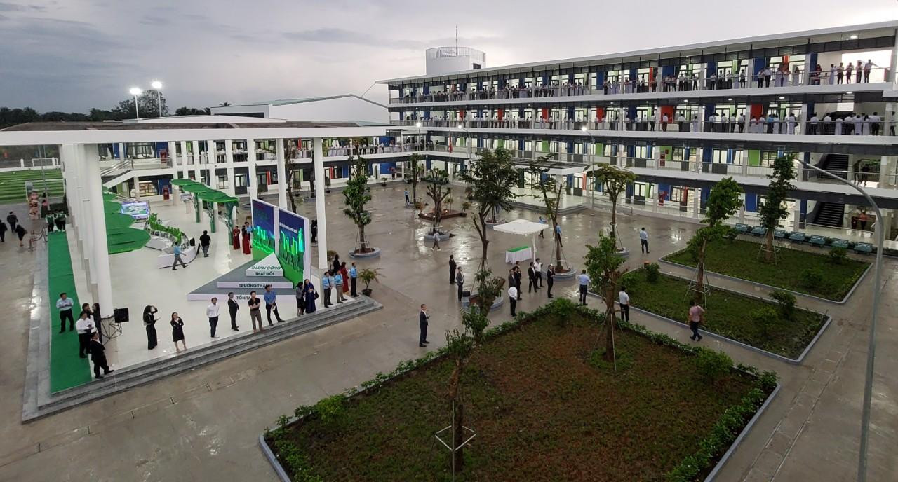 Công trình Trường THPT Nguyễn Hiếu Tự được xây dựng trong vào 4 tháng để kịp hoàn thành đúng vào dịp Lễ Kỷ niệm 100 năm ngày sinh Cố Thủ tướng Võ Văn Kiệt.