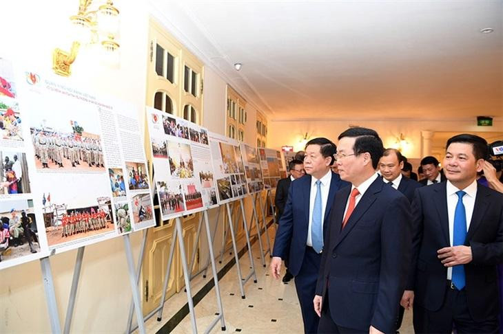 Đồng chí Võ Văn Thưởng và đồng chí Nguyễn Trọng Nghĩa cùng các đại biểu tham quan các tác phẩm đoạt giải. Đồng chí Võ Văn Thưởng và đồng chí Nguyễn Trọng Nghĩa cùng các đại biểu tham quan các tác phẩm đoạt giải.