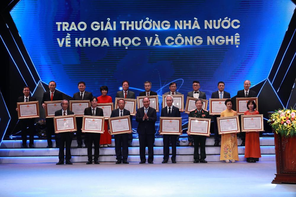 Chủ tịch nước trao giải cho các tác giả đạt giải thưởng Nhà nước về Khoa học và Công nghệ Chủ tịch nước trao giải cho các tác giả đạt giải thưởng Nhà nước về Khoa học và Công nghệ