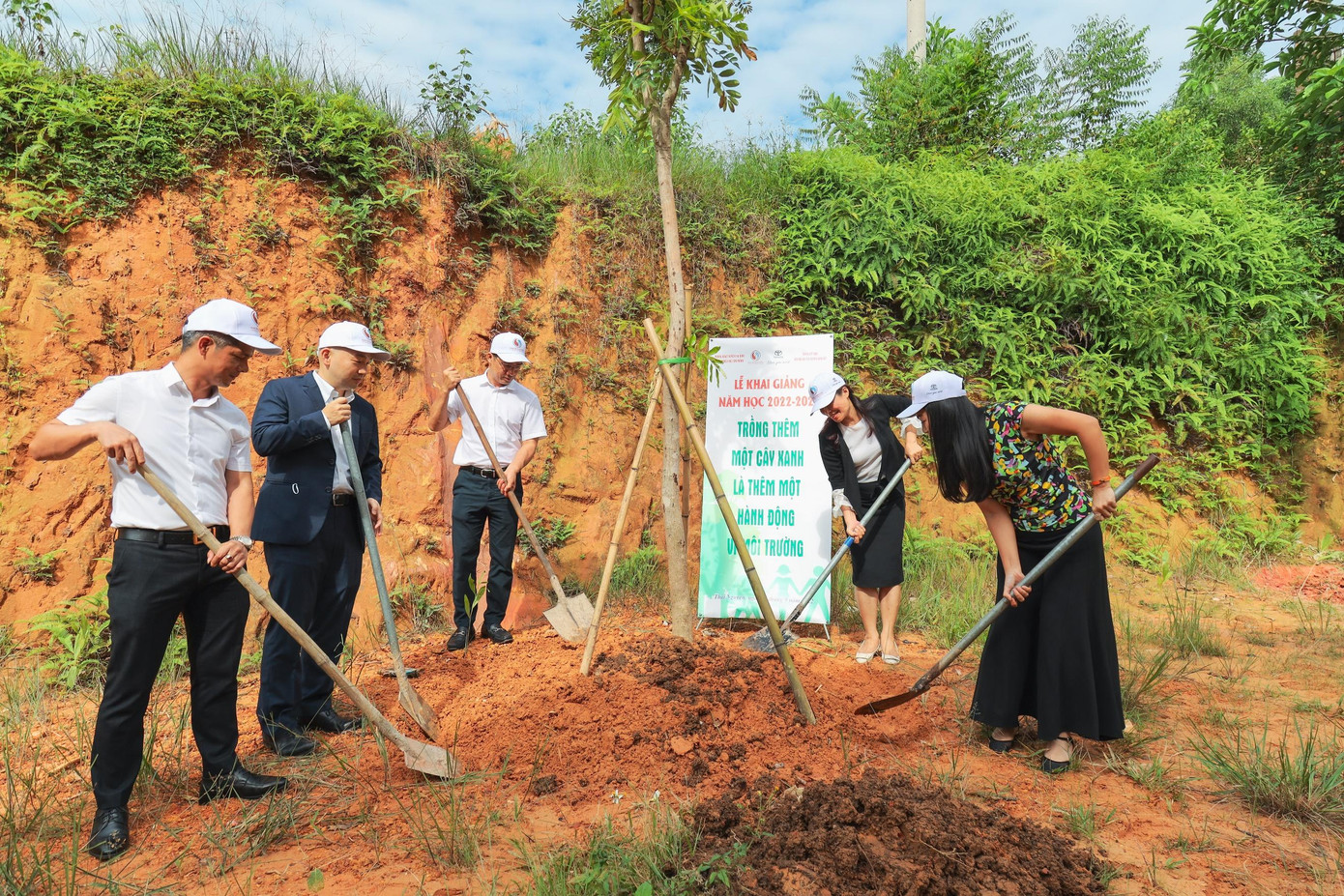 Trông cây xanh lan tỏa ý thức bảo vệ môi trường cho thế hệ trẻ Trông cây xanh lan tỏa ý thức bảo vệ môi trường cho thế hệ trẻ