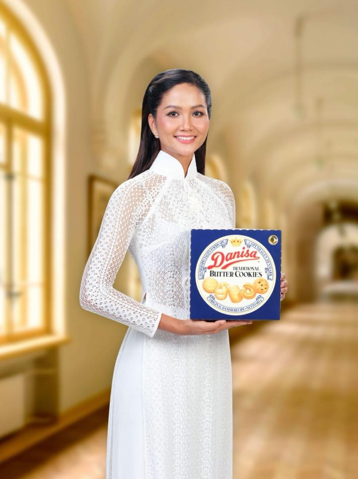 Hoa hậu H’Hen Niê tiếp tục là đại sứ của chương trình, cùng Danisa trao đi món quà tri ân ý nghĩa, thay tấm lòng thành gửi đến các thầy cô nhân dịp Hiến chương Nhà giáo Hoa hậu H’Hen Niê tiếp tục là đại sứ của chương trình, cùng Danisa trao đi món quà tri ân ý nghĩa, thay tấm lòng thành gửi đến các thầy cô nhân dịp Hiến chương Nhà giáo