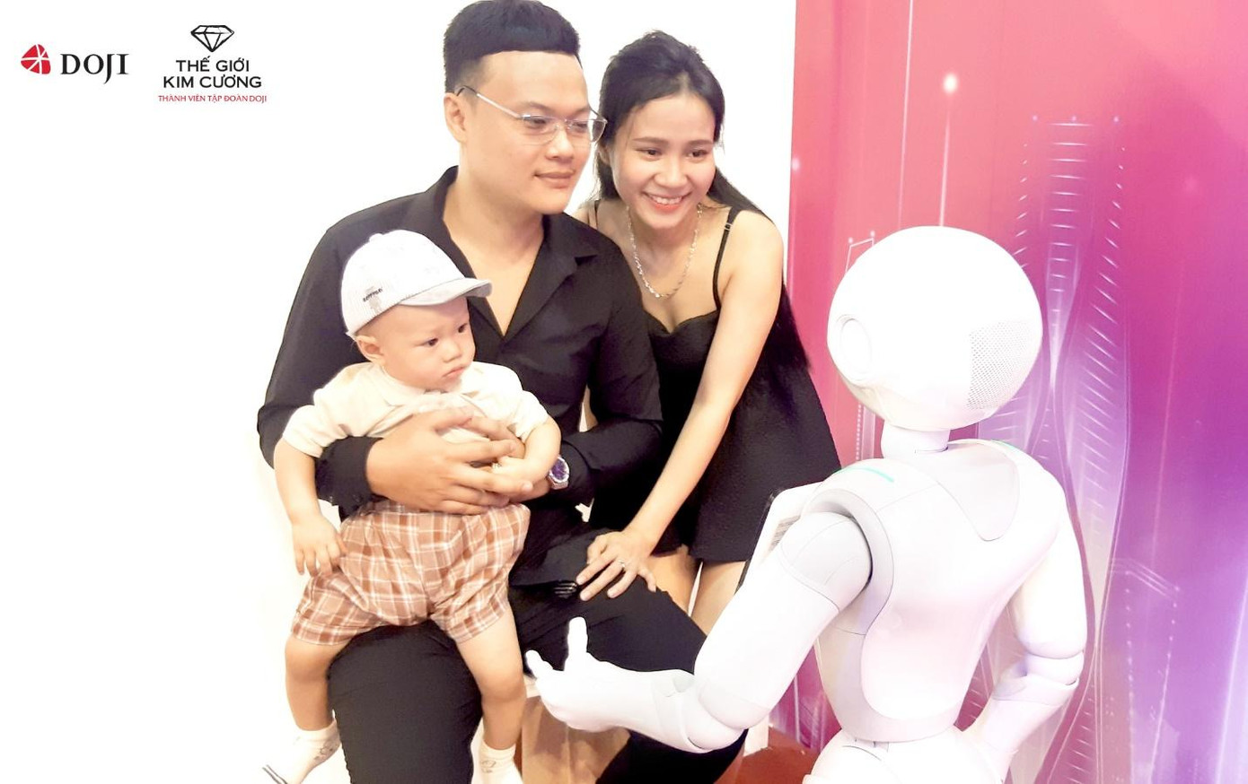 Pepper – AI Robot – “Lễ tân độc đáo” đón khách hàng khi vừa bước vào khu gian hàng