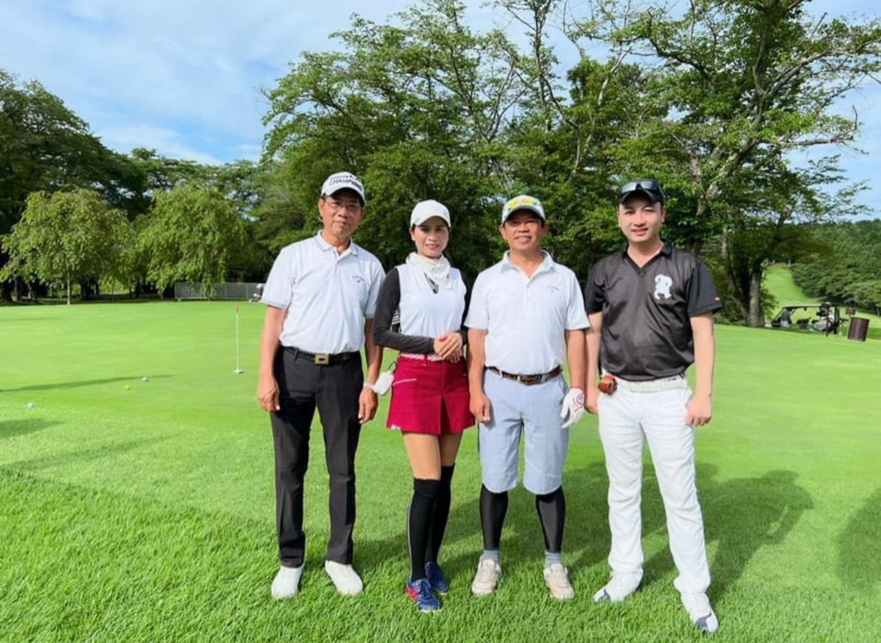 Ban Chấp hành VGAJ, từ phải qua :Tổng Thư Ký Đỗ Hoàng Khanh, Chủ tịch Phan Trung Hiếu, Phó Chủ tịch Phạm Thị Nhung, Phó chủ tịch Yamakawa Yen.