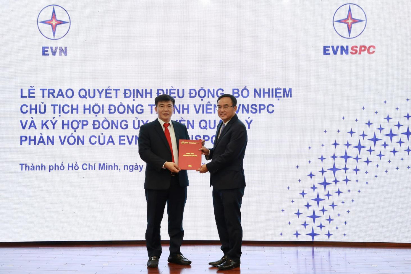 Ông Dương Quang Thành–Bí thư Đảng ủy, Chủ tịch HĐTV EVN (phải) trao Quyết định bổ nhiệm ông Lê Văn Trang giữ chức Chủ tịch HĐTV EVNSPC.