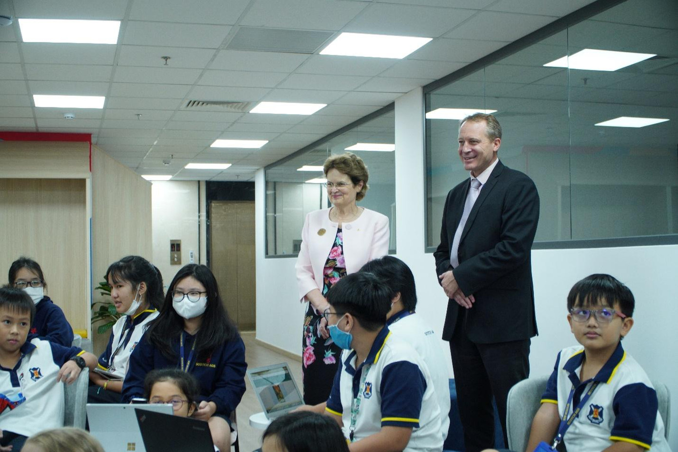 Thống đốc bang Nam Úc và Hiệu trưởng Scotch AGS tham dự một tiết học của học sinh tại trường Scotch AGS. Nguồn: Scotch AGS