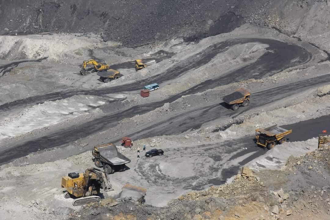 Tấp nập trên khai trường sản xuất than lộ thiên.