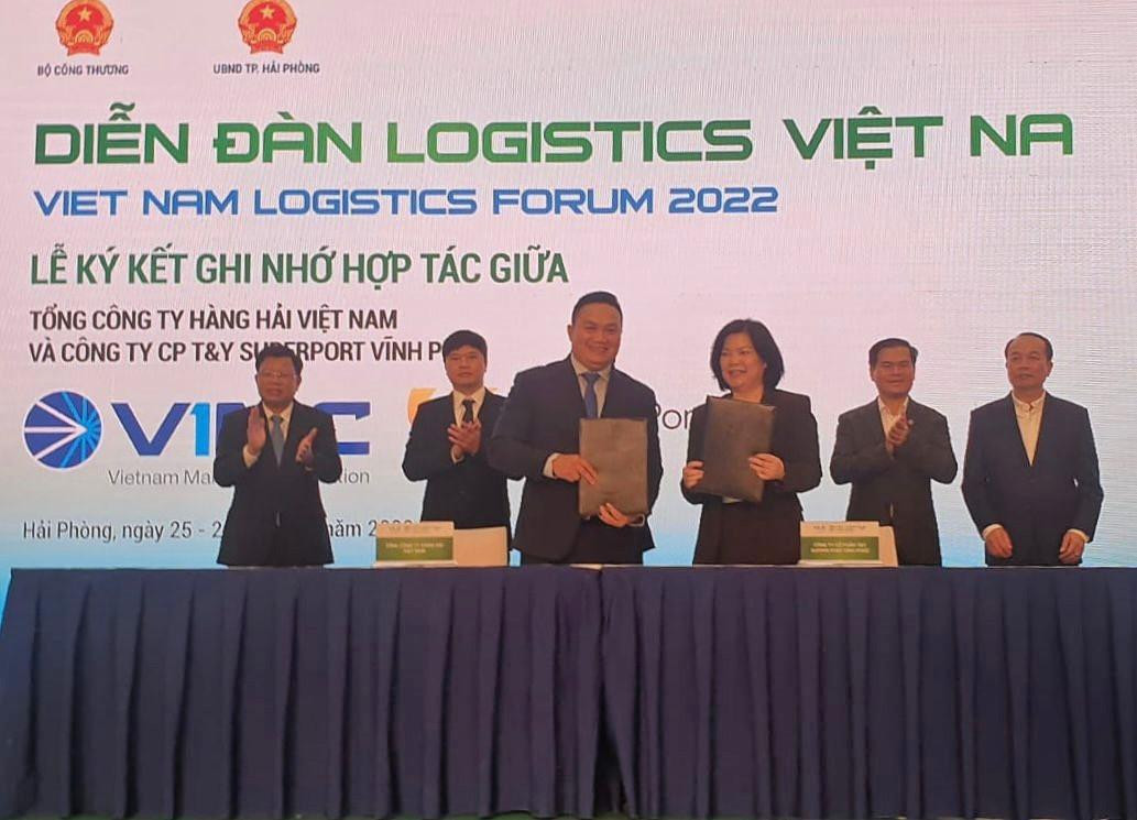Đại diện T&Y SuperPort Vĩnh Phúc (bên phải) và Tổng Công ty Hàng hải Việt Nam ký kết Biên bản ghi nhớ hợp tác Đại diện T&Y SuperPort Vĩnh Phúc (bên phải) và Tổng Công ty Hàng hải Việt Nam ký kết Biên bản ghi nhớ hợp tác