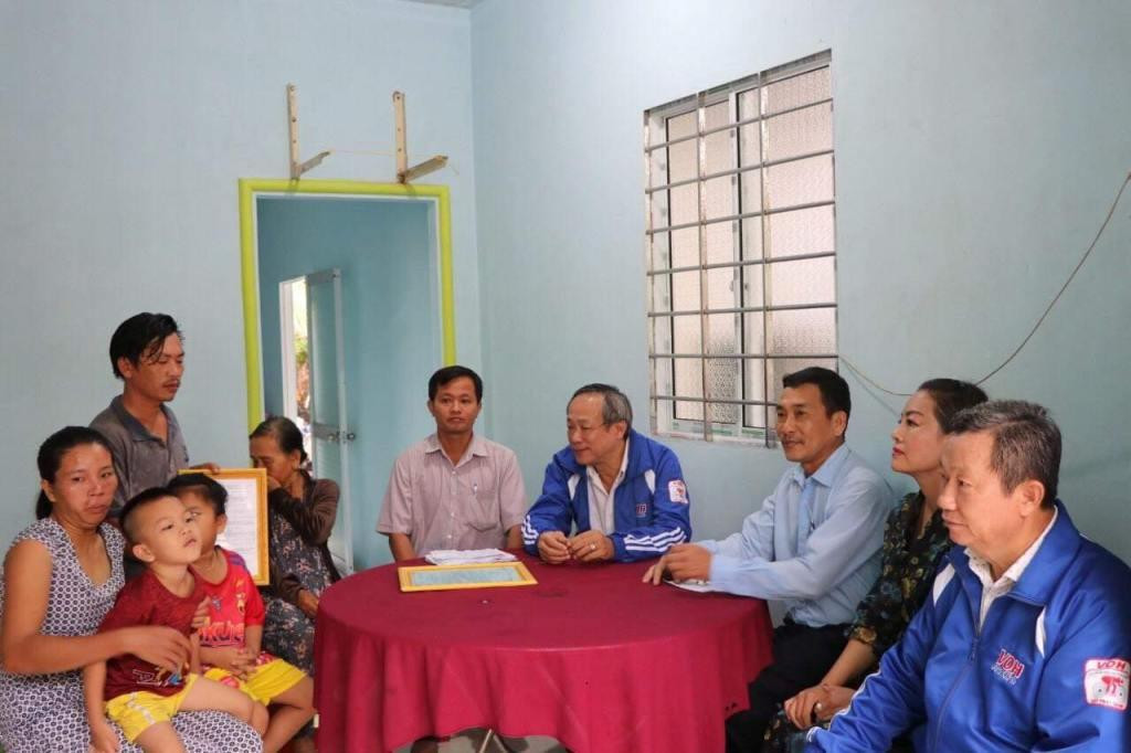 Ban giám đốc VOH và đại diện công ty VWS trao nhà tình thương và quà cho hộ nghèo huyện Vũng Liêm