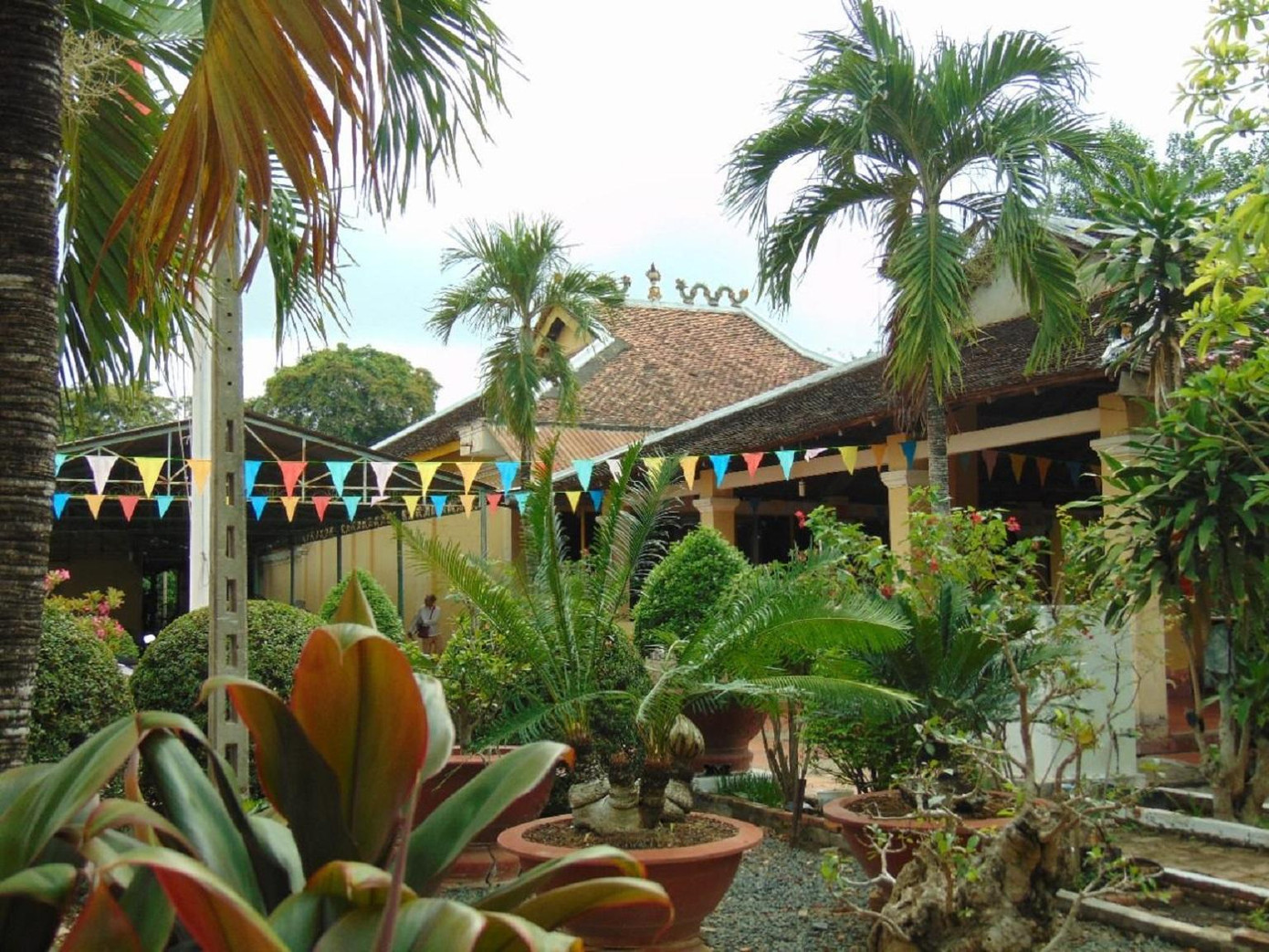 Cảnh vật trong khuôn viên đình