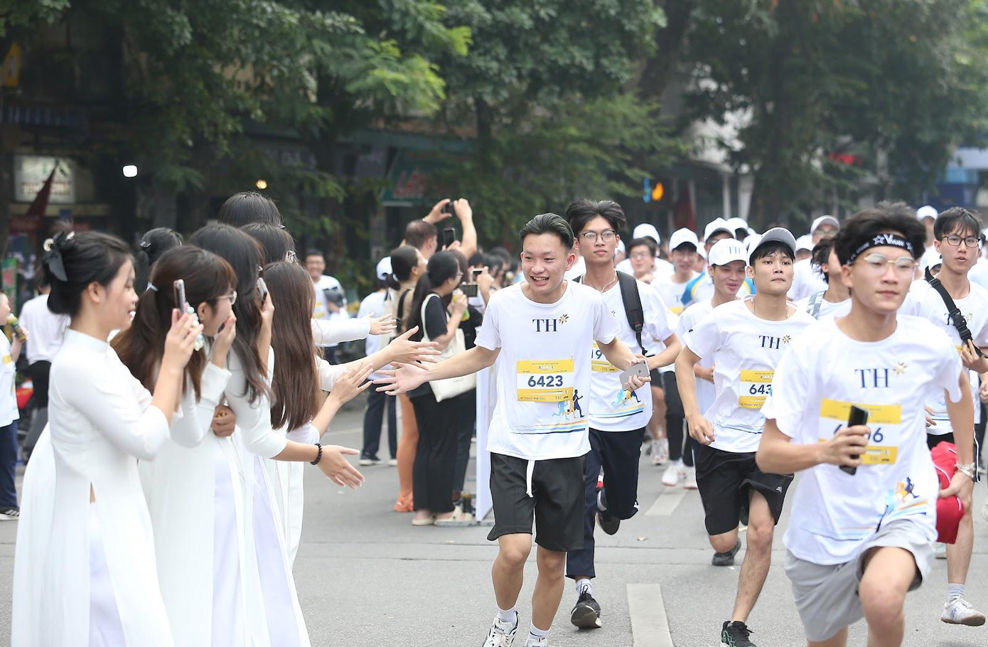 Những nụ cười đã nở trên môi các bạn trẻ vì họ đã hoàn thành trọn vẹn đường chạy của chính mình Những nụ cười đã nở trên môi các bạn trẻ vì họ đã hoàn thành trọn vẹn đường chạy của chính mình