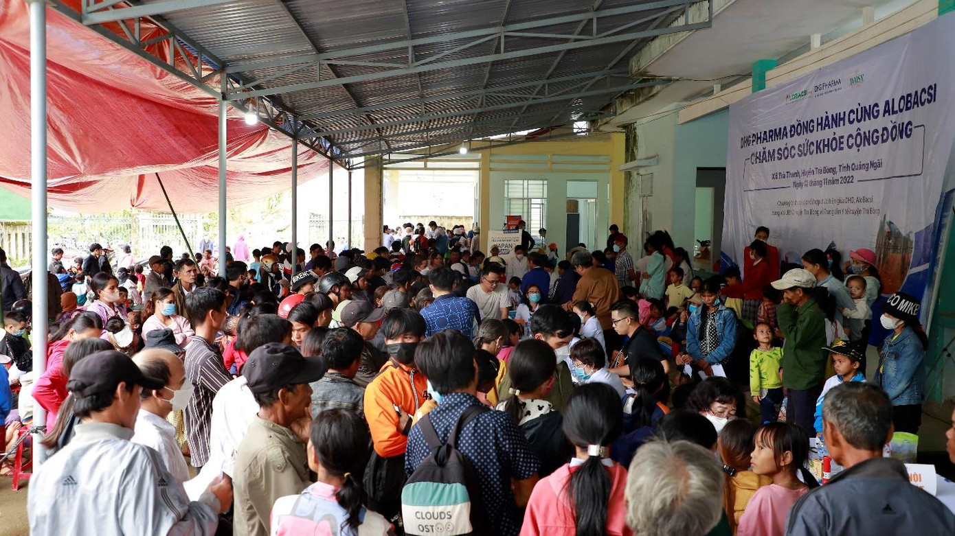 Bà con đội mưa để được bác sĩ thăm khám, nhận thuốc Bà con đội mưa để được bác sĩ thăm khám, nhận thuốc