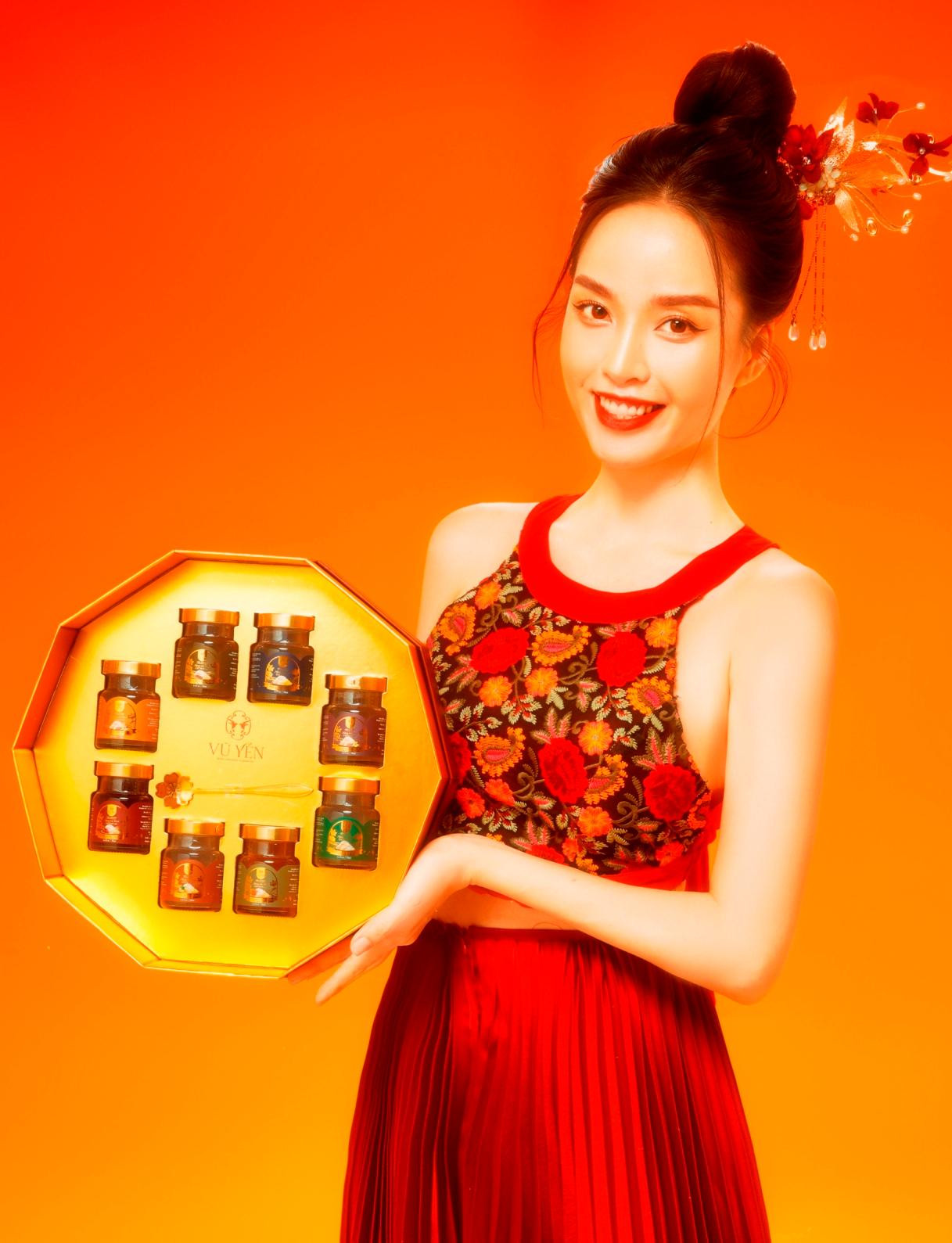 Vũ Thanh Tú bên cạnh sản phẩm yến của mình