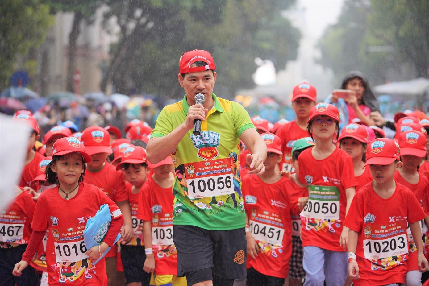 NSƯT Xuân Bắc trong lượt chạy đầu tiên lúc 7g00 sáng cùng 2000 em nhỏ - Ảnh Thương hiệu sữa Kun NSƯT Xuân Bắc trong lượt chạy đầu tiên lúc 7g00 sáng cùng 2000 em nhỏ - Ảnh Thương hiệu sữa Kun