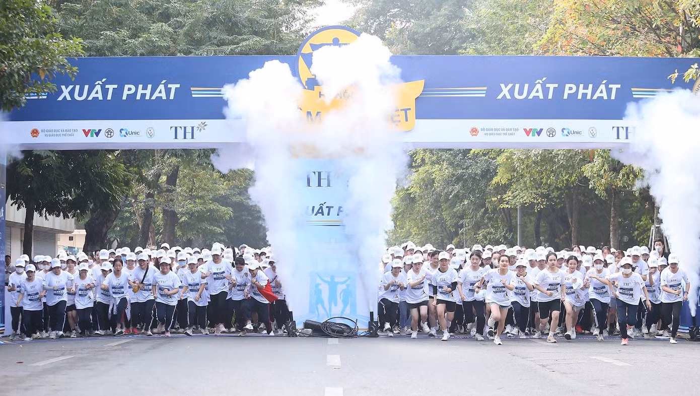 Các bạn học sinh, sinh viên trên đường chạy S-Race tại Hà Nội.
