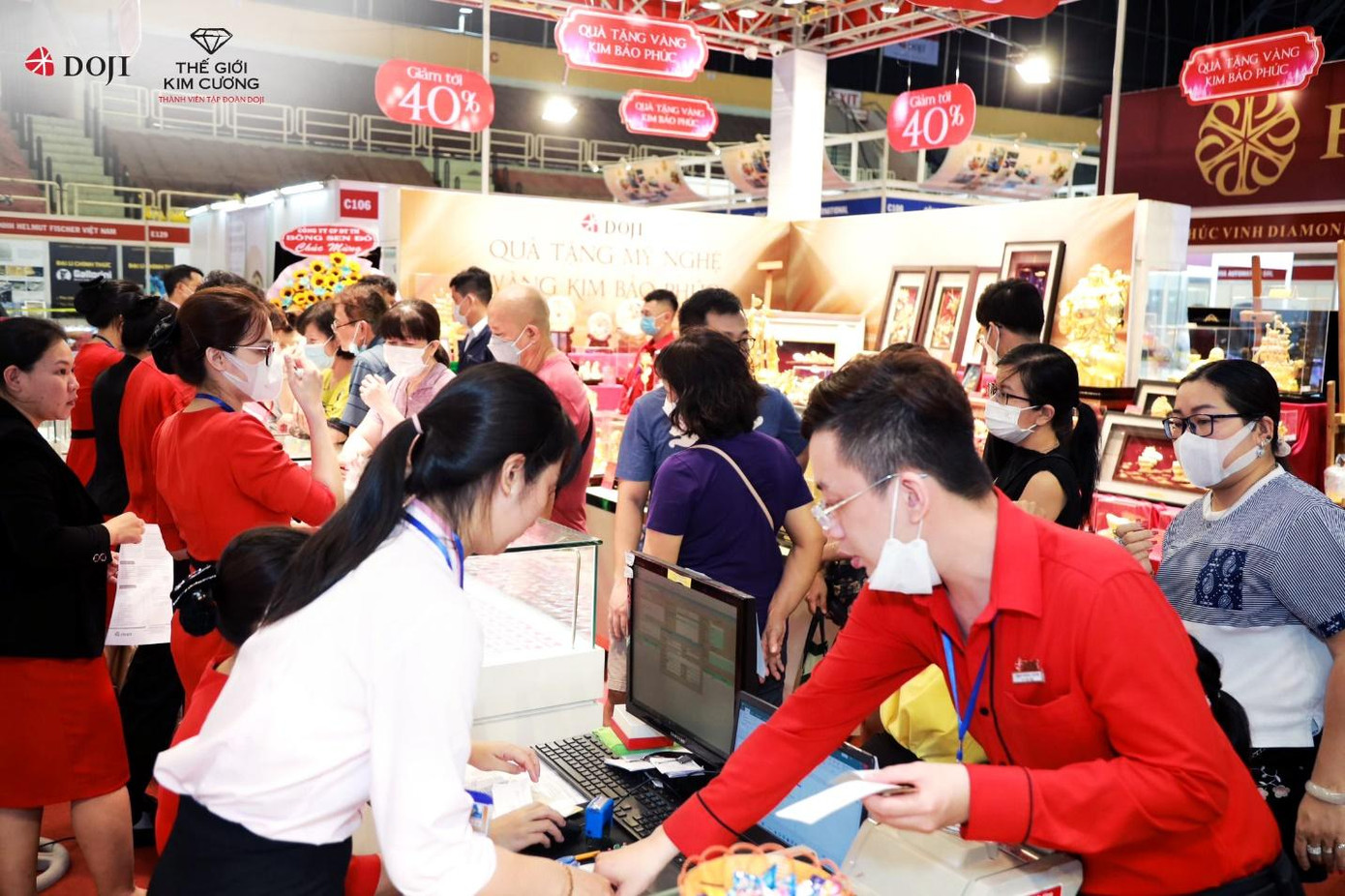 Các khu trưng bày, quầy hàng của DOJI và Thế Giới Kim Cương luôn đông đúc khách tham quan, mua sắm