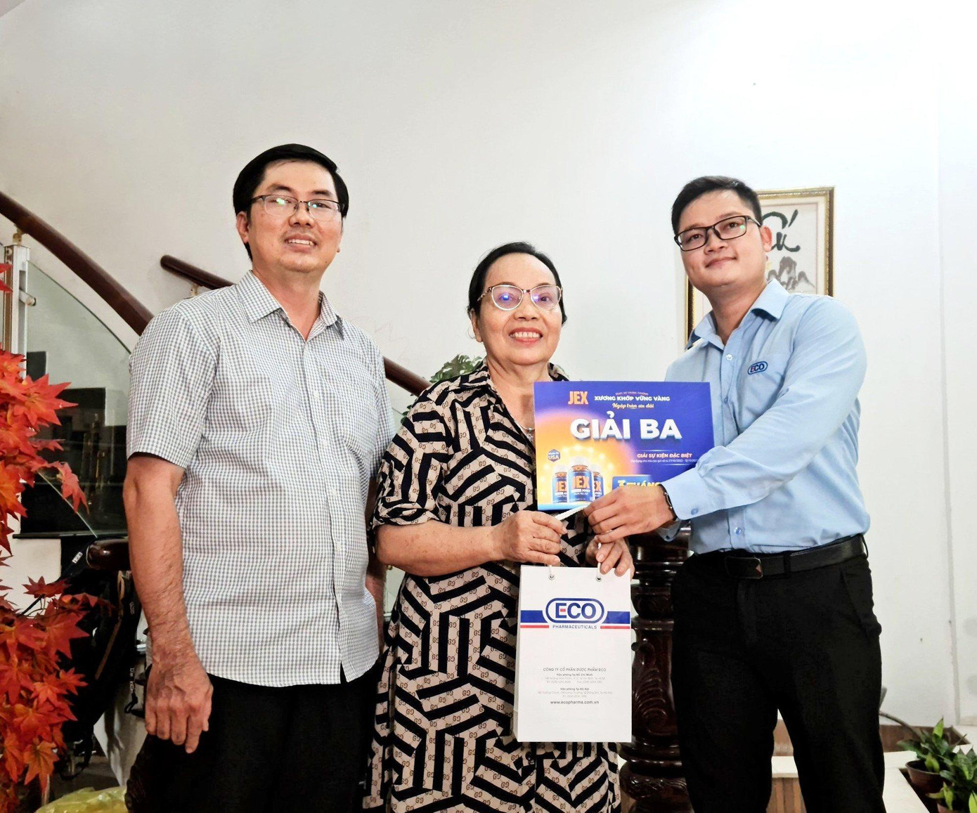 Anh Dũng và mẹ vợ vui mừng khi đại diện nhãn hàng JEX đến trao tặng giải nhì trị giá 3 tháng sử dụng sản phẩm miễn phí. Ảnh: Ecogreen