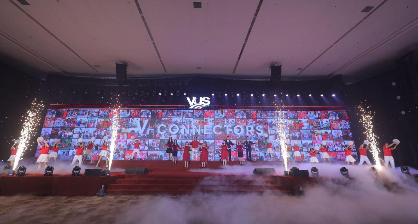 Các giáo viên tham gia tiết mục văn nghệ V-Talent