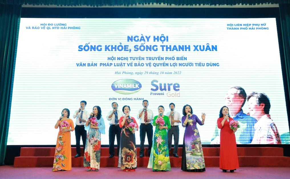 Nội dung thiết thực cùng nhiều hoạt động thú vị, ngày hội “Sống khỏe, sống thanh xuân” đã thu hút hơn 700 người tiêu dùng, người cao tuổi của “thành phố Hoa phượng đỏ”