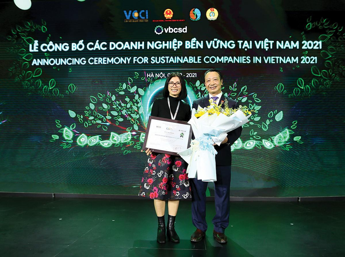 Năm 2021 đánh dấu năm thứ ba BAT Việt Nam được vinh danh trong danh sách 100 Doanh nghiệp Bền vững Việt Nam do Hội đồng Doanh nghiệp vì sự phát triển bền vững Việt Nam (VBCSD) bình chọn.