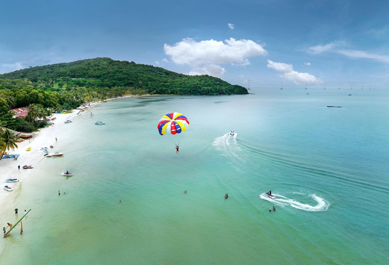 Bãi biển này còn vắng bóng những tiện ích, dịch vụ chuyên nghiệp. Ảnh Sun Property