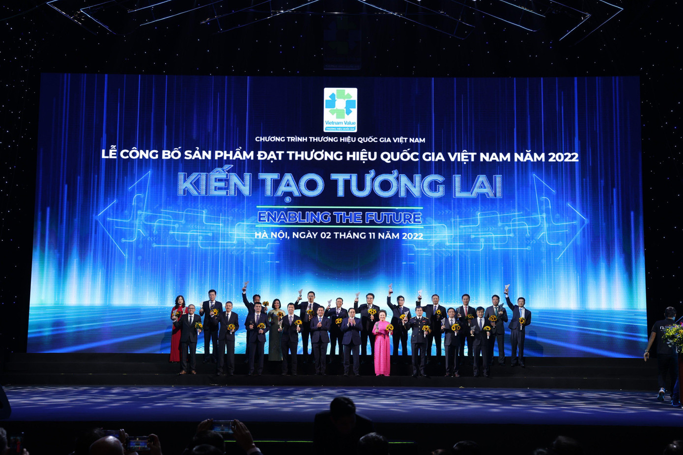 Thủ tướng Phạm Minh Chính và Bộ trưởng Bộ Công Thương Nguyễn Hồng Diên trao biểu trưng Thương hiệu Quốc gia 2022 cho đại diện HPG.