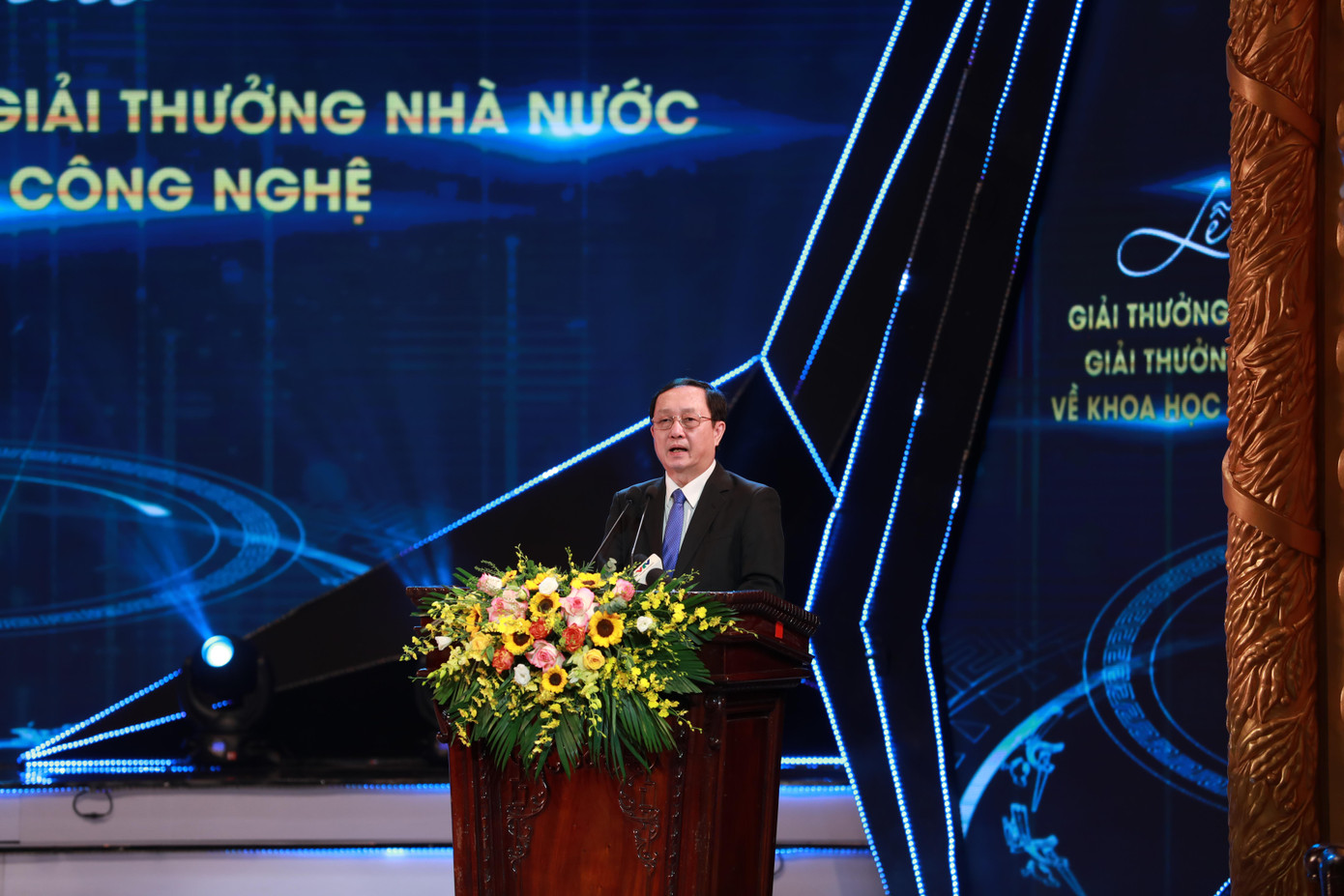 Ông Huỳnh Thành Đạt - Bộ trưởng Bộ Khoa học và Công nghệ báo cáo công tác tổ chức và xét tặng Giải thưởng